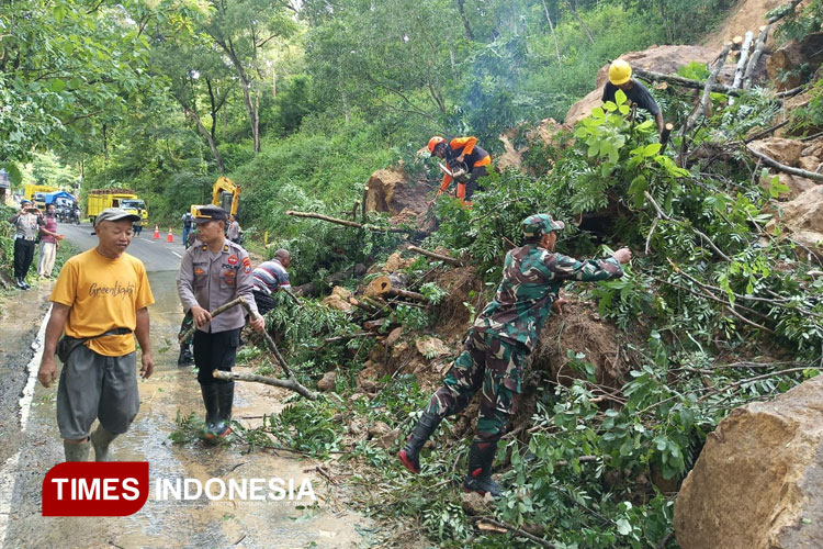 Longsor Sebabkan Jalur Lumpuh, Dandim Ponorogo Langsung Bertindak