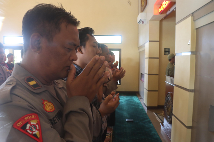 Tiga Polisi Gugur saat Tugas di Lampung, Polres Probolinggo Salat Gaib