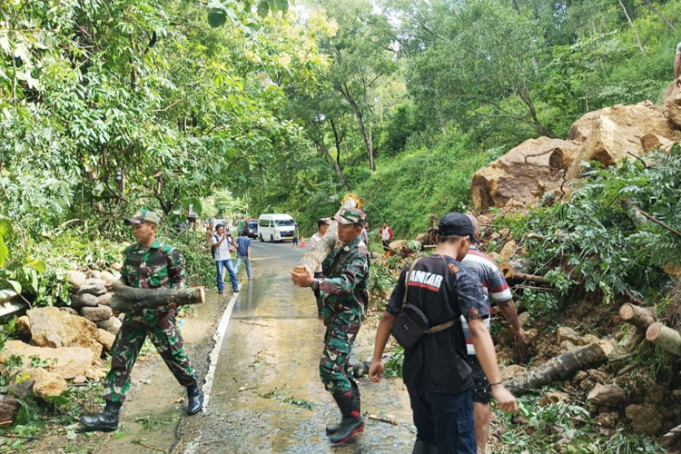 terjun-langsung-atasi-longsor-2.jpg