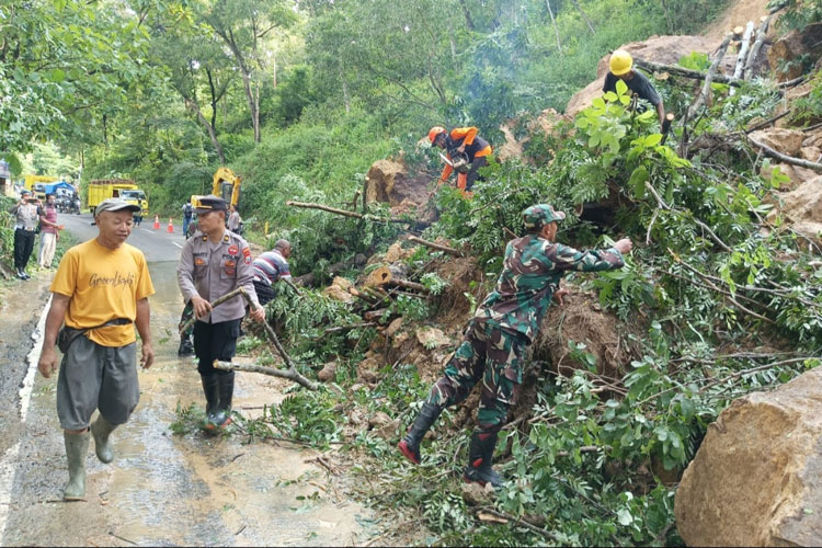 terjun-langsung-atasi-longsor-3.jpg