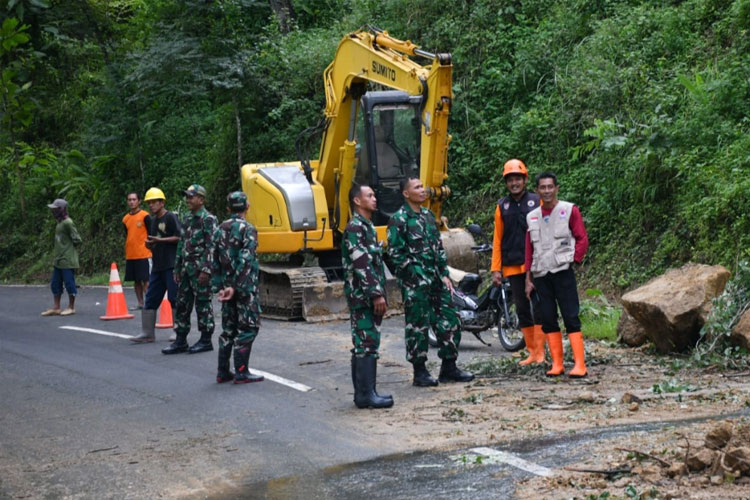 Jalan Tertutup Longsor, Dandim Ponorogo Terjun Langsung ke Lokasi