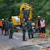 Jalan Tertutup Longsor, Dandim Ponorogo Terjun Langsung ke Lokasi