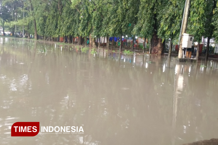 Alun-alun Bondowoso Bak Sungai Saat Hujan Deras, DLH: Butuh Revitalisasi Total