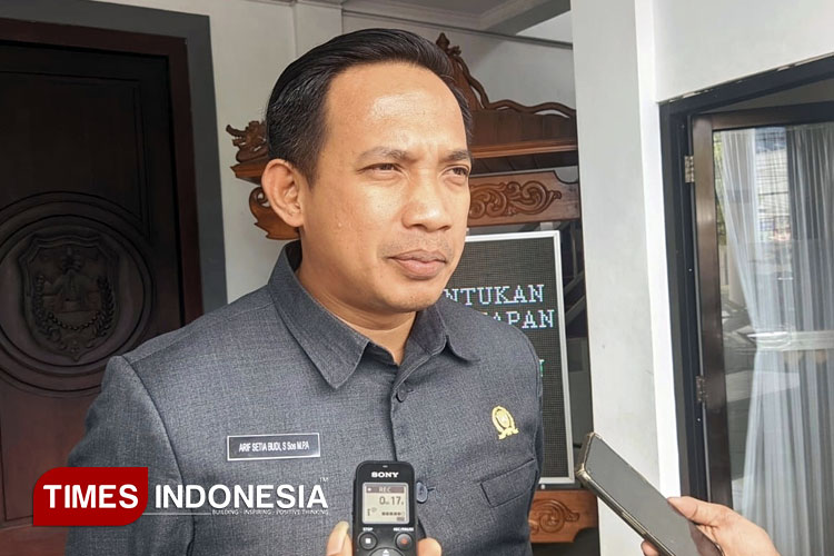 Ketua DPRD Pacitan, Arif Setia Budi saat diwawancarai. (Foto: Yusuf Arifai/TIMES Indonesia)