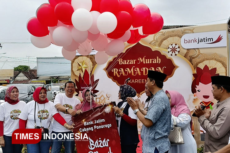 Wabup Ponorogo Lisdyarita didampingi pimpinan Bank Siti Herminingsih membuka Bazar Murah Ramadan Kareem. (Foto: Marhaban/TIMES Indonesia)