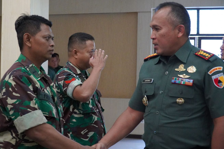 Danrem 081/DSJ, Kolonel Arm Untoro Hariyanto, saat berjabat tangan dengan anggotanya  di Aula Jenderal Sudirman, Makorem 081/DSJ, Kota Madiun. (Foto: Penrem 081 DSJ for TIMES Indonesia)