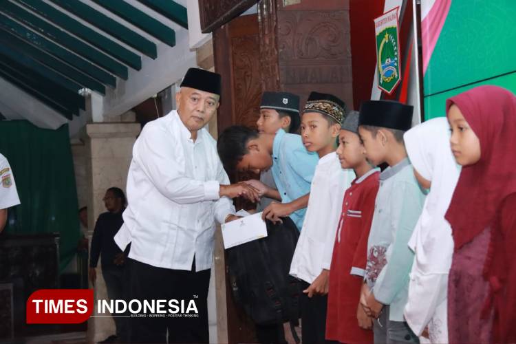 Sanusi-Lathifah Berikan Santunan Rp1 Juta untuk 4.850 Yatim di Kabupaten Malang