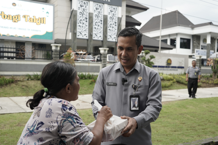 Ramadan Berbagi, Imigrasi Surabaya Tebar Takjil untuk Pengendara