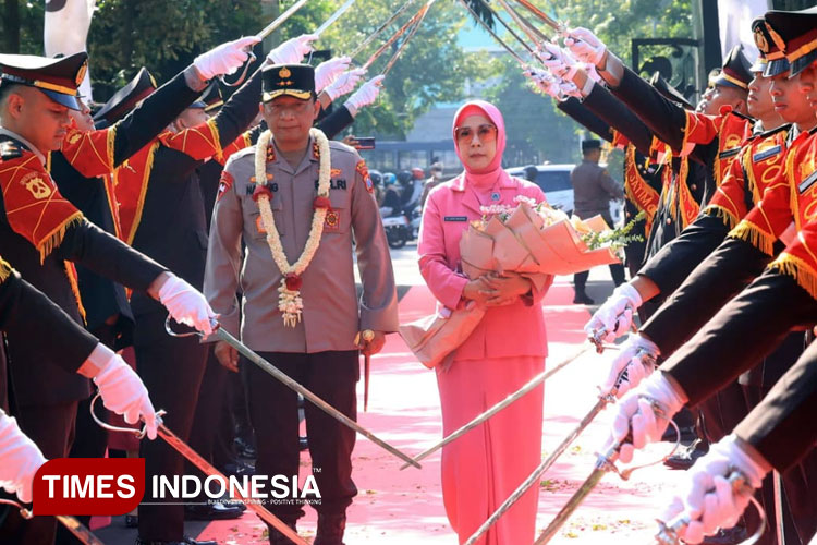 Irjen Nanang Avianto Resmi Jabat Kapolda Jatim, Disambut Pedang Pora dan Reog Ponorogo