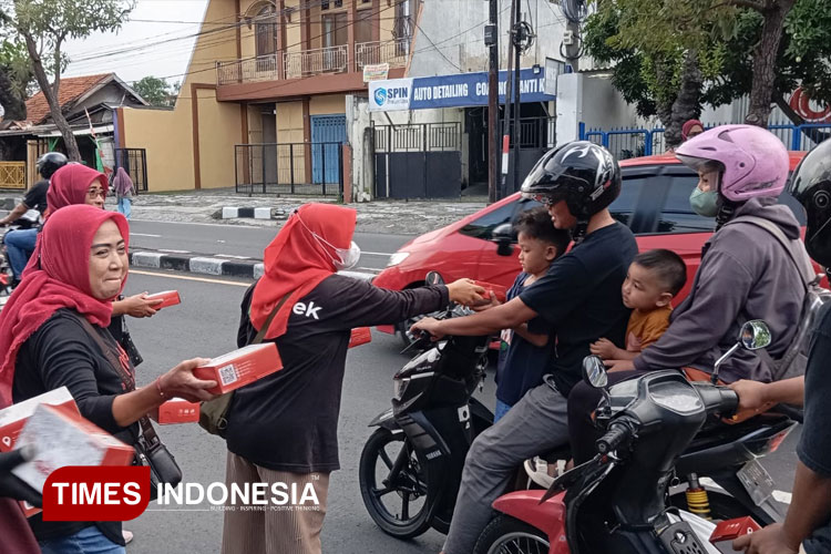 Komunitas ojek perempuan Gresik saat berbagai takjil. (Foto: Akmal/TIMES Indonesia)