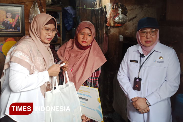 Kepala BKKBN Jatim Maria Ernawati saat meninjau rumah keluarga Bapak Saiful Anwar dalam rangka apel siaga stunting, Rabu (19/3/2025). (Foto: Lely Yuana/TIMES Indonesia)