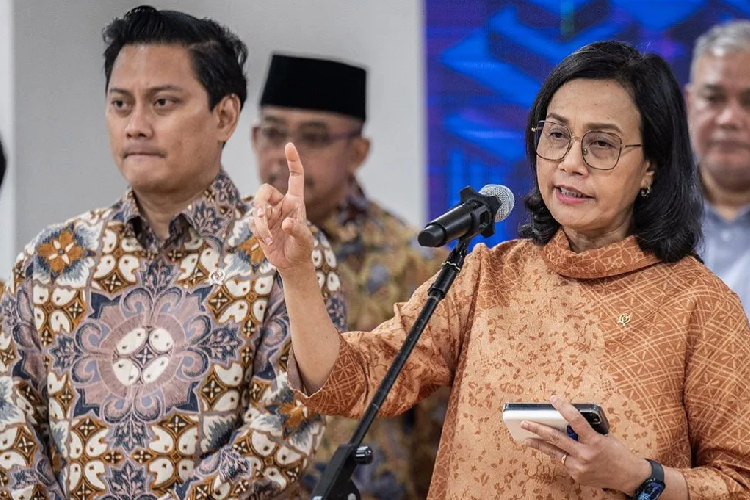 Menteri Keuangan Sri Mulyani Indrawati (kanan) didampingi Wakil Menteri Thomas Djiwandono (kiri) menjawab pertanyaan wartawan saat konferensi pers hasil lelang SUN di Kantor Direktorat Jenderal Pajak (DJP), Jakarta, Selasa (18/3/2025). (ANTARA)