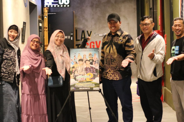 Kepala Sekolah Al Wafa, Hj. Tintin Hermawati, S.Si, Gr bersebelahan pimpinan PT Chlorine, Hardy dan lainnya berfoto setelah penayangan film di cinema MIM (FOTO: SMK Al Wafa for TIMES Indonesia)