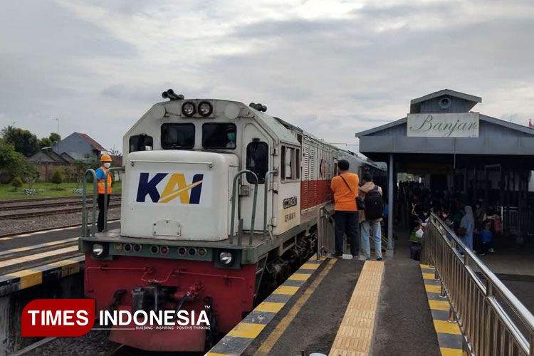 Shuttle Bus Damri dari stasiun Banjar menuju Pangandaran tuai polemik. (Foto: Susi/TIMES Indonesia)