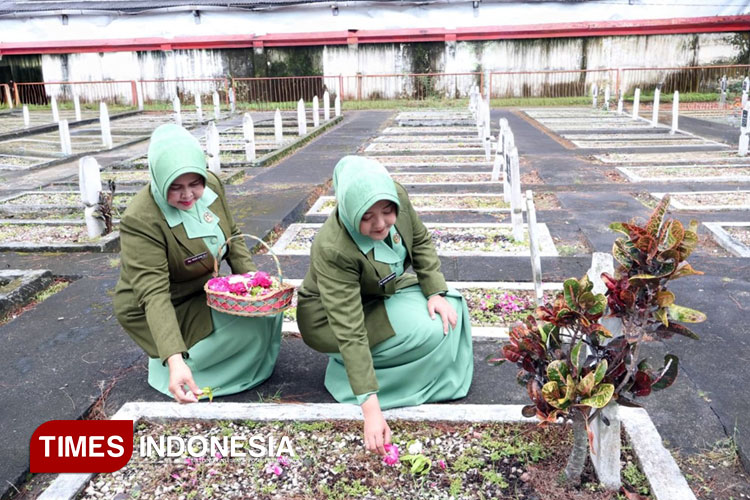 Mengenang Perjuangan Pahlawan, Persit KCK Blitar Tabur Bunga di TMP Raden Wijaya. (Foto: Pendim Blitar for TIMES Indonesia)