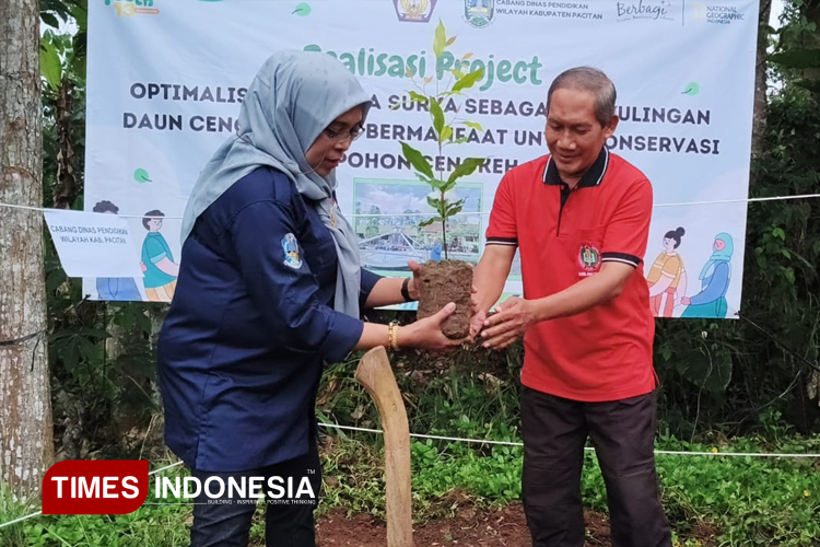 Penyerahan bibit cengkeh dari Kepala SMAN 2 Ngadirojo, Misman, kepada Kepala Cabang Dinas Pendidikan Pacitan, Indiyah Nurhayati, menandai dimulainya program tanam bersama cengkeh. (Foto: SMAN 2 Ngadirojo for TIMES Indonesia)