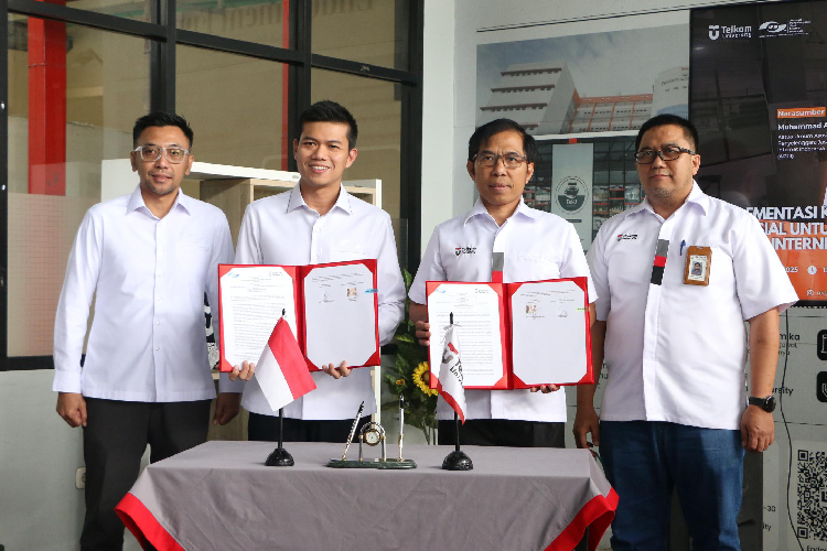 Perwakilan Telkom University dan APJII berfoto bersama setelah penandatanganan MOU di antara keduanya. (Foto: Telkom University for TIMES Indonesia)