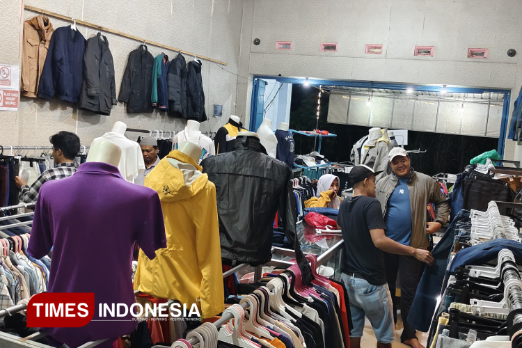 Menjelang Lebaran, masyarakat banyak berburu pakaian second impor dengan harga terjangkau sebagai alternatif fashion yang ekonomis namun tetap stylish (Foto: Ahmad Dhani Prasetyo Rojab/TIMES Indonesia)