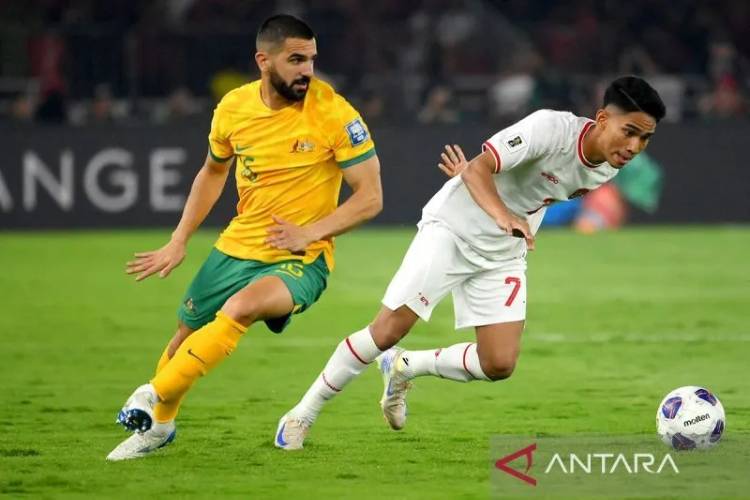 Gelandang serang Timnas Indonesia Marselino Ferdinand berduel dengan pemain Australia pada pertemuan pertama kualifikasi Piala Dunia 2026 di Jakarta, 10 September 2024. (Foto: Antaranews)