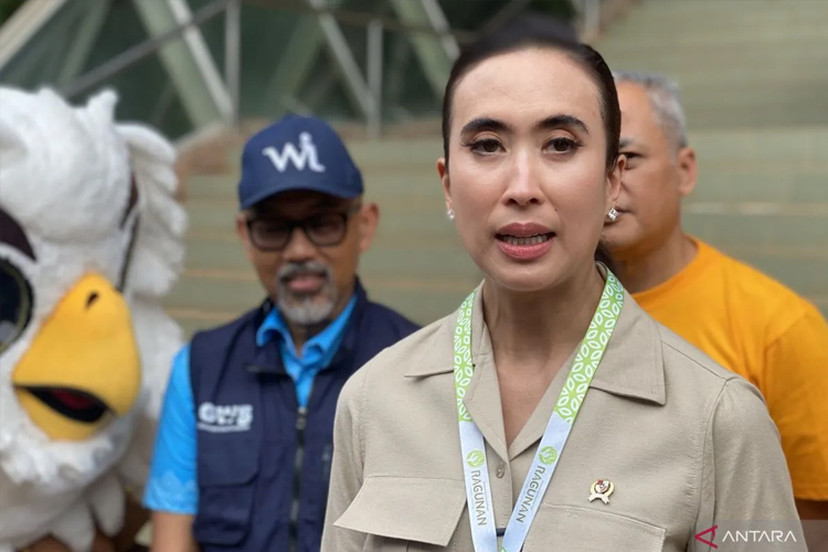 Menteri Pariwisata Widiyanti Putri Wardhana melakukan kunjungan ke Taman Margasatwa Ragunan, Jakarta, Jumat (14/3/2025). (Foto: ANtara)