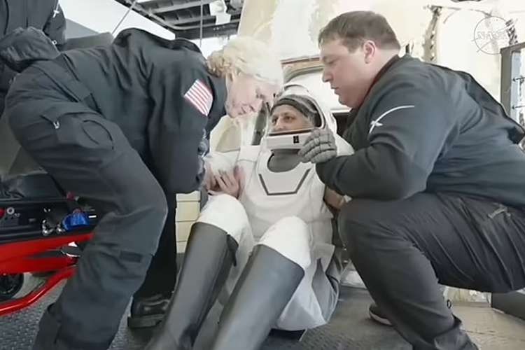Petugas medis dan tim dari NASA saat membantu astronaut Sunita Williams sesaat setelah mendarat di bumi. (foto: NASA)