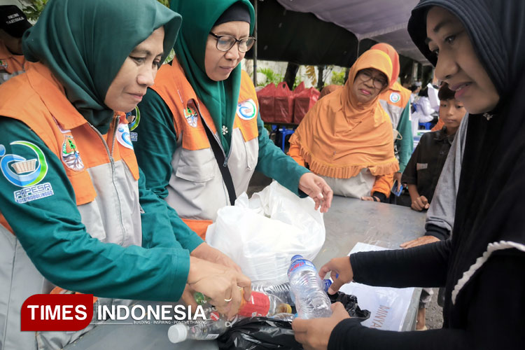 Papesa Kota Probolinggo Berbagi Tas Cantik, Warga Antusias Tukar Sampah Plastik