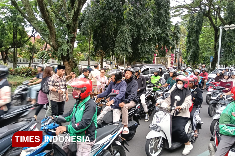 Malang Town Square Berbagi Takjil kepada Warga Malang