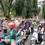 Malang Town Square Berbagi Takjil kepada Warga Malang