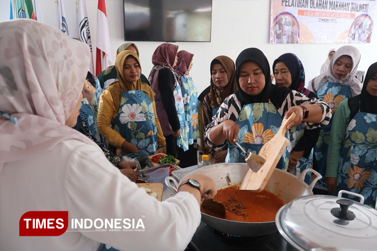 Cetak Emak-Emak Preneur, Pemkab Banyuwangi Beri Pelatihan dan Alat Usaha