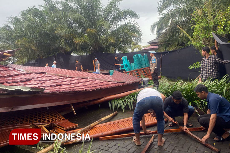 Rumah Makan Seblang Banyuwangi Roboh Diamuk Angin Kencang Hingga Rugi Ratusan Juta