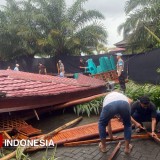 Rumah Makan Seblang Banyuwangi Roboh Diamuk Angin Kencang Hingga Rugi Ratusan Juta