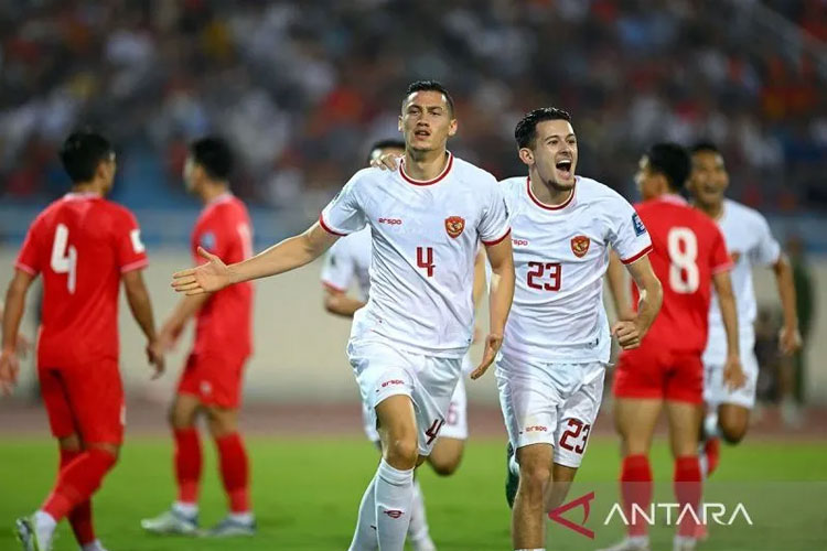 Kapten Timnas Indonesia, Jay Idzes (kiri) bersama Justin Hubner. Jay Idzes siap memimpin tim Garuda melawan Australia di laga kualifikasi Piala Dunia 2026. (Foto: Antara)