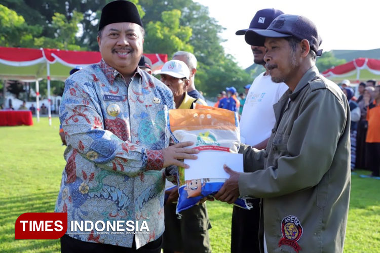 Bupati Jombang Warsubi saat menyalurkan bantuan kepada PPKS dan PSKS. (Foto: Dok. Pemkab Jombang for TIMES Indonesia)