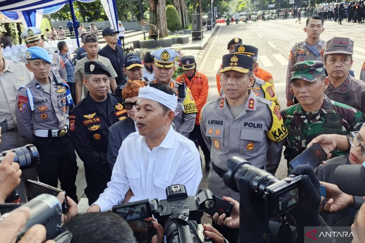 Gubernur Jawa Barat Dedi Mulyadi memberikan keterangan di Bandung, Kamis (20/3/2025). (FOTO: ANTARA/Ricky Prayoga)
