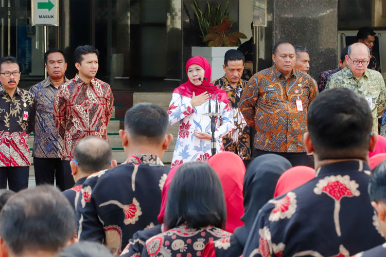 Gubernur Khofifah saat memimpin Apel Pagi bersama ASN di Halaman Sekretariat Daerah Provinsi Jawa Timur, Kamis (20/3/2025). (FOTO: Dok. Humas Pemprov Jatim)