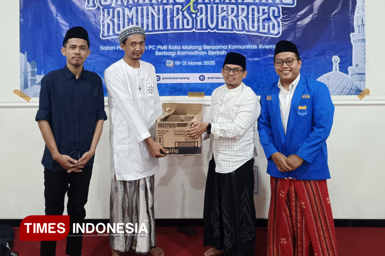 Saat penyerahan simbolik penyerahan kebutuhan Pesantren, Masjid dan Mushalla oleh Komunitas Averroes dan PC PMII Kota Malang kepada pengasuh Pondok Pesantren Al-Hidayah Kota Batu.