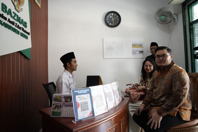Bupati Kediri bersama istrinya saat membayar zakat di kantor BAZNAS (Foto: Diskominfo Kabupaten Kediri)