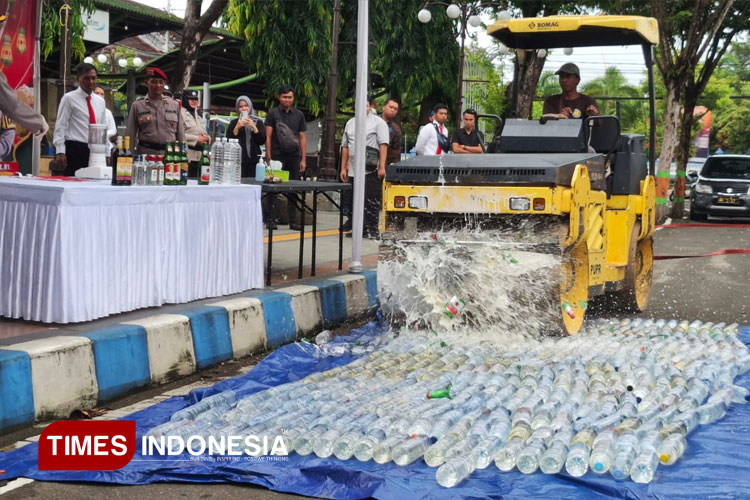 Polres Pacitan Gerebek Peredaran Miras dan Sabu, Ratusan Botol Dimusnahkan