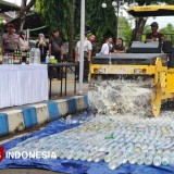 Polres Pacitan Gerebek Peredaran Miras dan Sabu, Ratusan Botol Dimusnahkan