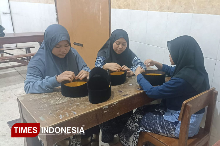 Pengrajin kopiah di Ponpes KH Kholil Kabupaten Gresik Jawa Timur. (FOTO: Akmal/TIMES Indonesia)