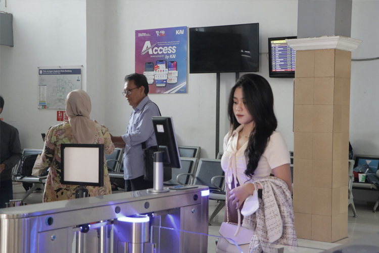 Sejumlah penumpang saat melakukan proses boarding di Stasiun Bandung, Rabu (19/3/2025) (FOTO: Humas PT KAI Daop 2 Bandung for TIMES Indonesia)