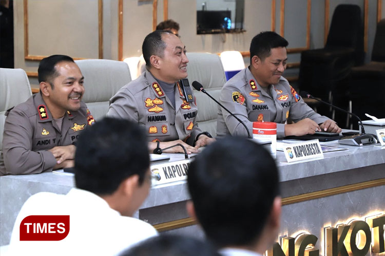 Kapolresta Malang Kota, Kombes Pol Nanang Haryono saat memimpin rapat koordinasi pengamanan Lebaran 2025. (FOTO: Dok. Polresta Malang Kota/TIMES Indonesia)