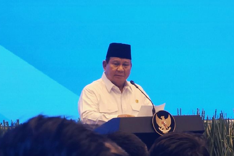 Presiden RI Prabowo Subianto berpidato dalam peluncuran mekanisme baru penyaluran tunjangan guru ASN Daerah ke rekening guru sendiri di Plaza Insan Berprestasi di Kantor Kemendikdasmen), Jakarta, Kamis (13/3/2025). (FOTO: ANTARA)