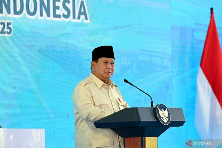 Presiden Prabowo Subianto memberikan sambutan saat acara peresmian Kawasan Ekonomi Khusus (KEK) Industropolis Batang di Kabupaten Batang, Jawa Tengah, Kamis (20/3/2025). (FOTO: ANTARA/HO-BPMI Sekretariat Presiden)