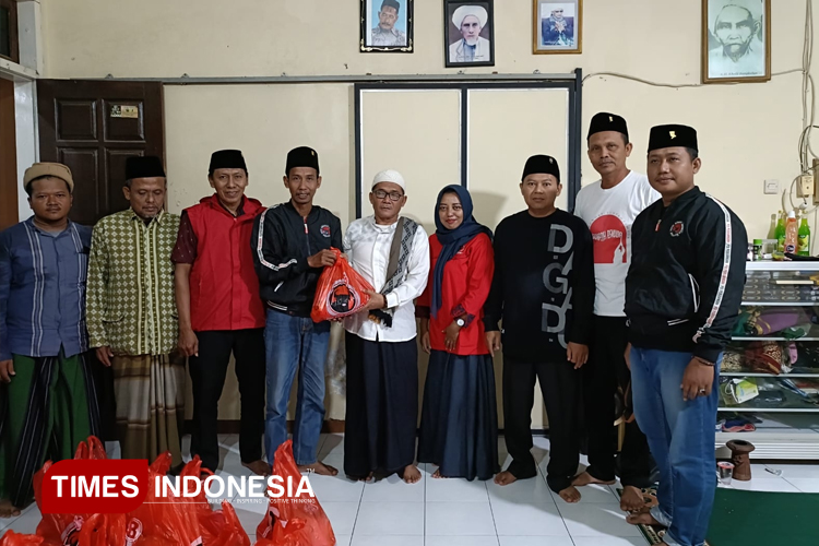 PDI Perjuangan Lamongan Bagikan Seribu Paket Sembako saat Ramadan