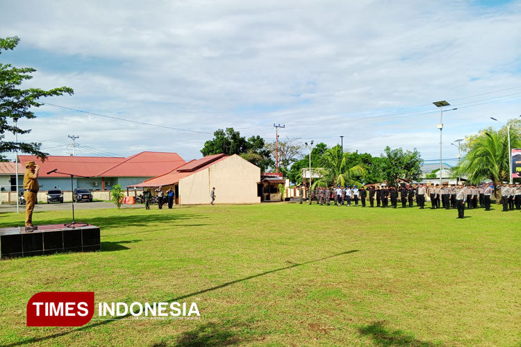 Bupati Kabupaten Pulau Morotai, Rusli Sibua, M.Si, saat menjadi pimpinan Apel Gelar Pasukan Operasi Kie Raha 2025 di Morotai, Kamis (20/3/2025). (FOTO: TIMES Indonesia)