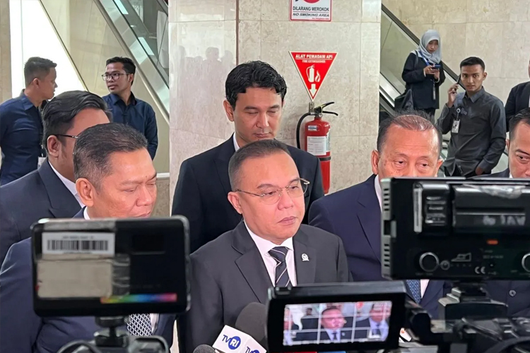 Wakil Ketua DPR RI Sufmi Dasco Ahmad ditemui sebelum menghadiri Rapat Paripurna di Kompleks Parlemen, Senayan, Jakarta, Kamis (20/3/2025). (ANTARA)