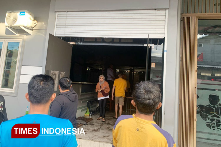 Kondisi resepsionis My Gym usai api bisa dipadamkan oleh Tim Damkar Bondowoso (FOTO: Moh Bahri/TIMES Indonesia)