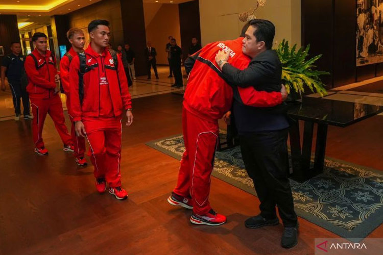 Ketua Umum PSSI Erick Thohir (kanan) menyalami pemain saat melepas pemain dan ofisial Timnas Indonesia menuju Australia di Jakarta, Minggu (16/3/2025). (FOTO: ANTARA FOTO/HO/Humas PSSI/wpa/YU)