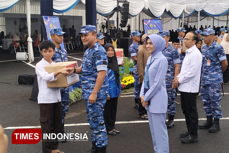 Kepala Staf Angkatan Udara Marsekal TNI M. Tonny Harjono saat menyerahkan bingkisan kepada salah satu warga di Bandara Wiriadinata, Kota Tasikmalaya, Rabu (19/3/2025) (FOTO : Harniwan Obech/TIMES Indonesia)